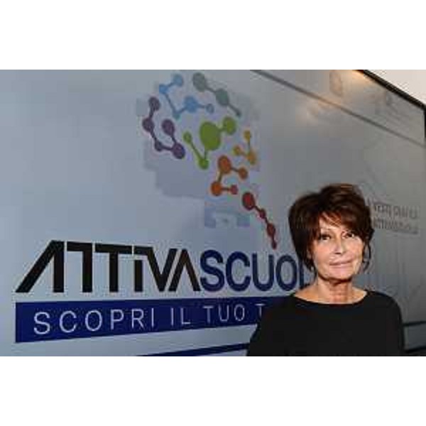 L'assessore regionale Alessia Rosolen davanti al logo di AttivaScuola 2023-2026 - L'assessore regionale Alessia Rosolen davanti al logo di AttivaScuola 2023-2026