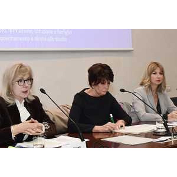 L'assessore regionale Alessia Rosolen tra la direttrice dell'Ufficio scolastico regionale Daniela Beltrame e la dirigente regionale Patrizia Pavatti - L'assessore regionale Alessia Rosolen tra la direttrice dell'Ufficio scolastico regionale Daniela Beltrame e la dirigente regionale Patrizia Pavatti