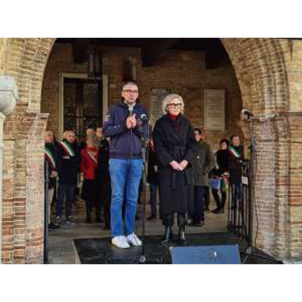 L'assessore regionale Pierpaolo Roberti davanti al Municipio di Pordenone - L'assessore regionale Pierpaolo Roberti davanti al Municipio di Pordenone