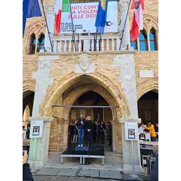 L'assessore regionale Pierpaolo Roberti davanti al Municipio di Pordenone - L'assessore regionale Pierpaolo Roberti davanti al Municipio di Pordenone