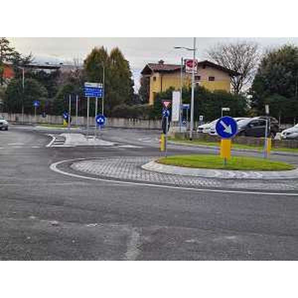 Il nuovo assetto viario con la doppia rotatoria all'ingresso del centro abitato in viale della Repubblica a Fiume Veneto. - Il nuovo assetto viario con la doppia rotatoria all'ingresso del centro abitato in viale della Repubblica a Fiume Veneto.