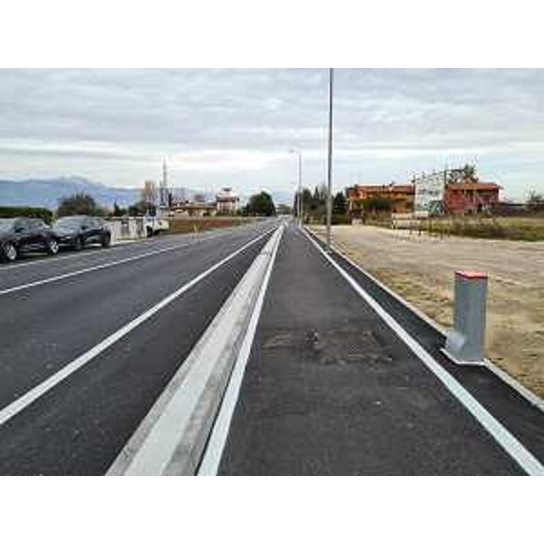 Il tratto di pista ciclopedonale di oltre 350 metri che parte dall'incorcio con via Rondover e prosegue a Nord verso Porcia. - Il tratto di pista ciclopedonale di oltre 350 metri che parte dall'incorcio con via Rondover e prosegue a Nord verso Porcia.