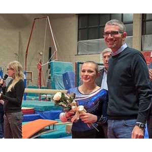 L'assessore Roberti premia una giovane atleta dell'Artistica 81. - L'assessore Roberti premia una giovane atleta dell'Artistica 81.
