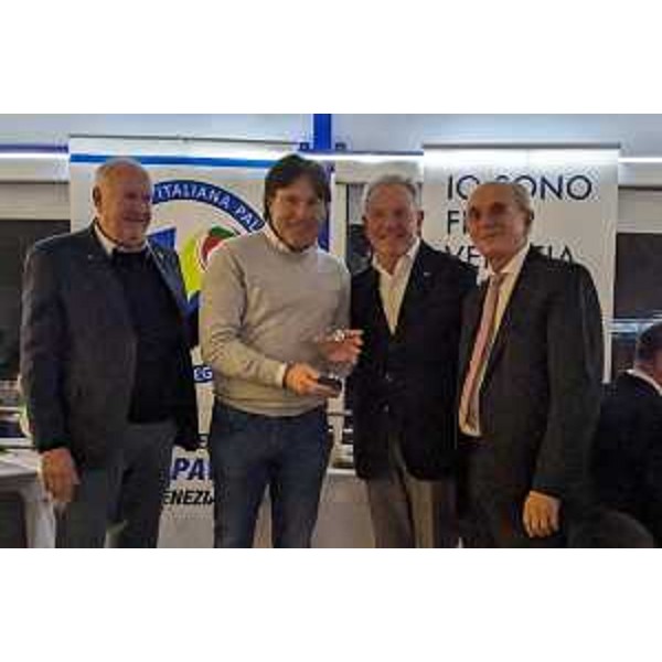 L'assessore regionale alle Attività produttive Sergio Emidio Bini (secondo da sinsitra) ricve dal presidente della Fiapv Fvg Alessandro Michelli (secondo da destra) il riconoscimento del mondo pallavolistico - L'assessore regionale alle Attività produttive Sergio Emidio Bini (secondo da sinsitra) ricve dal presidente della Fiapv Fvg Alessandro Michelli (secondo da destra) il riconoscimento del mondo pallavolistico