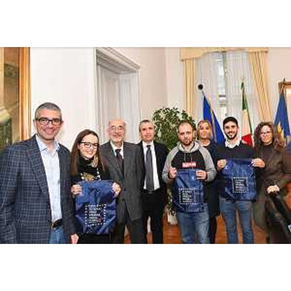 L'assessore alle Autonomie locali Pierpaolo Roberti (a sinistra) insieme ai vertici dellAssociazione Giuliani nel Mondo, al vice sindaco di Trieste Serna Tonel e ai tre giovani discendenti da famiglie di origine istriana e triestina. - L'assessore alle Autonomie locali Pierpaolo Roberti (a sinistra) insieme ai vertici dellAssociazione Giuliani nel Mondo, al vice sindaco di Trieste Serna Tonel e ai tre giovani discendenti da famiglie di origine istriana e triestina.