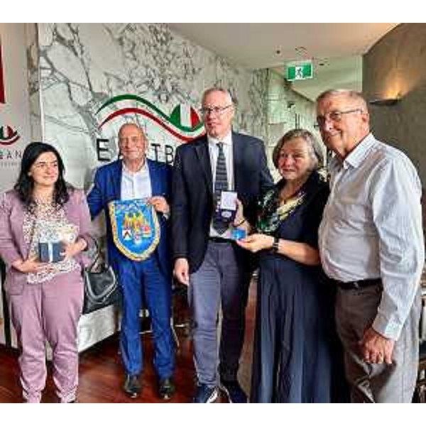 Da sx, il viceconsole generale d'Italia a Sidney, Giuditta Giuffrida, il presidente di Ente Friuli nel Mondo, Loris Basso, il presidente del Cr Fvg, Mauro Bordin, Mirella Riga e Lucio Rupil - Da sx, il viceconsole generale d'Italia a Sidney, Giuditta Giuffrida, il presidente di Ente Friuli nel Mondo, Loris Basso, il presidente del Cr Fvg, Mauro Bordin, Mirella Riga e Lucio Rupil