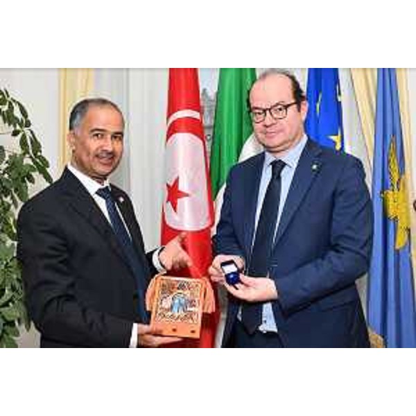 Scambio di doni fra il vice presidente Mario Anzil e il console generale della Repubblica Tunisina Nasreddine Boubakri. - Scambio di doni fra il vice presidente Mario Anzil e il console generale della Repubblica Tunisina Nasreddine Boubakri. 