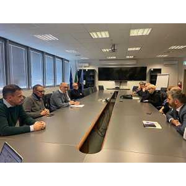 L'assessore regionale alla Salute Riccardo Riccardi con i vertici dell'azienda sanitaria e i sindaci dell'ambito del sanvitese presenti all'incontro svoltosi a Pordenone - L'assessore regionale alla Salute Riccardo Riccardi con i vertici dell'azienda sanitaria e i sindaci dell'ambito del sanvitese presenti all'incontro svoltosi a Pordenone
