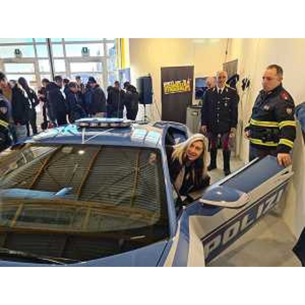 L'assessore Cristina Amirante in un'auto della Polizia di Stato nell'ambito dell'evento sulla sicurezza stradale in Fiera a Pordenone - L'assessore Cristina Amirante in un'auto della Polizia di Stato nell'ambito dell'evento sulla sicurezza stradale in Fiera a Pordenone
