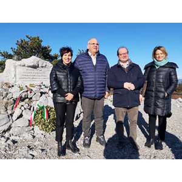 Il vicegovernatore Mario Anzil (terzo da sinistra nella foto) sul Monte San Michele con il sindaco di Sagrado Marco Vittori - Il vicegovernatore Mario Anzil (terzo da sinistra nella foto) sul Monte San Michele con il sindaco di Sagrado Marco Vittori