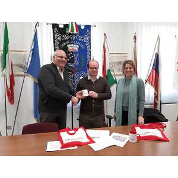 Il vicegovernatore Mario Anzil tra il sindaco di Sagrado Marco Vittori e l'assessore comunale Chiara Aglialoro - Il vicegovernatore Mario Anzil tra il sindaco di Sagrado Marco Vittori e l'assessore comunale Chiara Aglialoro