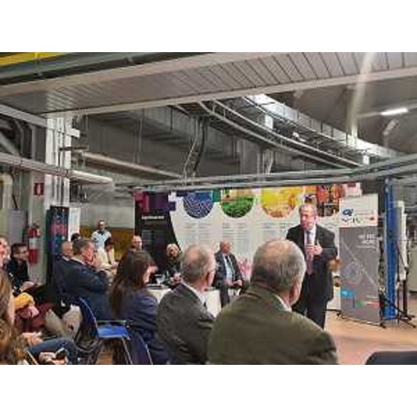 L'assessore regionale Fabio Scoccimarro ascolta l'illustrazione dell'ad di Sincrotrone Trieste Alfonso Franciosi - L'assessore regionale Fabio Scoccimarro ascolta l'illustrazione dell'ad di Sincrotrone Trieste Alfonso Franciosi