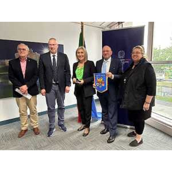 Da sx: Fred Martin, referente di tutti i Fogolârs Furlan in Australia, il presidente del Cr Fvg, Mauro Bordin, la console gneerale d'Italia a Melbourne, Hanna Pappalardo, il presidente dell'Ente Friuli nel mondo, Loris Basso, e, Patrizia Corelli, presidente del locale Fogolâr Furlan - Da sx: Fred Martin, referente di tutti i Fogolârs Furlan in Australia, il presidente del Cr Fvg, Mauro Bordin, la console gneerale d'Italia a Melbourne, Hanna Pappalardo, il presidente dell'Ente Friuli nel mondo, Loris Basso, e, Patrizia Corelli, presidente del locale Fogolâr Furlan