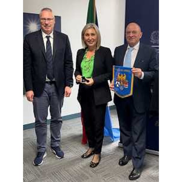 Da sx: il presidente del Cr Fvg, Mauro Bordin, la console generale d'Italia a Melbourne, Hanna Pappalardo, e il presidente dell'Ente Friuli nel mondo, Loris Basso - Da sx: il presidente del Cr Fvg, Mauro Bordin, la console generale d'Italia a Melbourne, Hanna Pappalardo, e il presidente dell'Ente Friuli nel mondo, Loris Basso