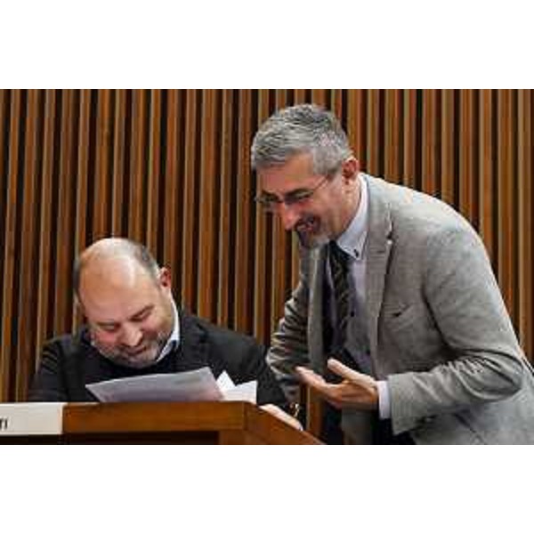 Andrea Carli (in piedi) e il capogruppo Diego Moretti sui banchi del Pd - Andrea Carli (in piedi) e il capogruppo Diego Moretti sui banchi del Pd