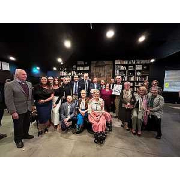 Foto di gruppo con il presidente del Cr Fvg, Mauro Bordin, nella nuova biblioteca Heritage Room a Melbourne - Foto di gruppo con il presidente del Cr Fvg, Mauro Bordin, nella nuova biblioteca Heritage Room a Melbourne