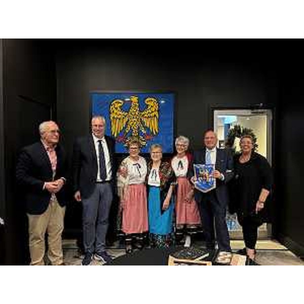 Da sx, Fred Martin, Mauro Bordin, Loris Basso e Patrizia Corelli con alcune socie del Fogolâr - Da sx, Fred Martin, Mauro Bordin, Loris Basso e Patrizia Corelli con alcune socie del Fogolâr