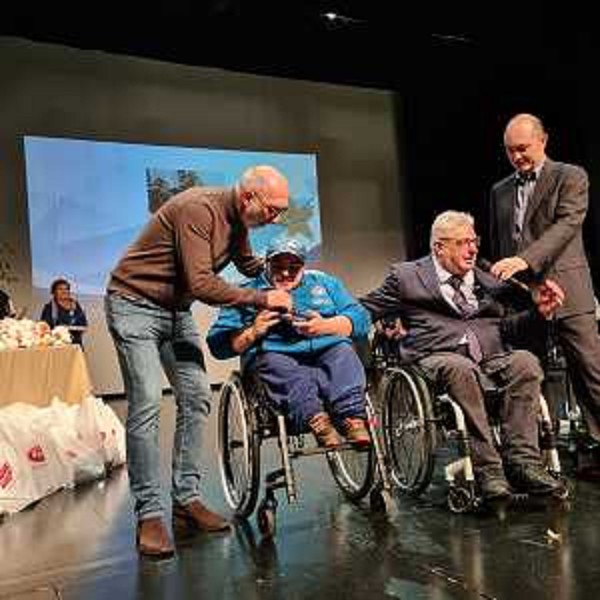 L'assessore Riccardi premia un altleta paralimpico - L'assessore Riccardi premia un altleta paralimpico 