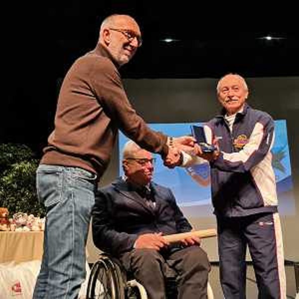 L'assessore Riccardi premia un altleta paralimpico al Kulturni Center Lojze Bratu di Gorizia - L'assessore Riccardi premia un altleta paralimpico al Kulturni Center Lojze Bratu di Gorizia