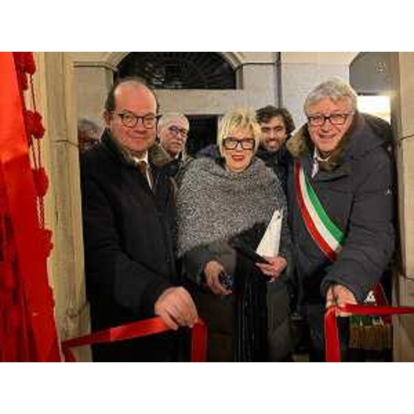 Il vicegovernatore del Friuli Venezia Giulia, Mario Anzil, al taglio del nastro della collettiva nella galleria d'arte La Loggia a Udine. - Il vicegovernatore del Friuli Venezia Giulia, Mario Anzil, al taglio del nastro della collettiva nella galleria d'arte La Loggia a Udine.