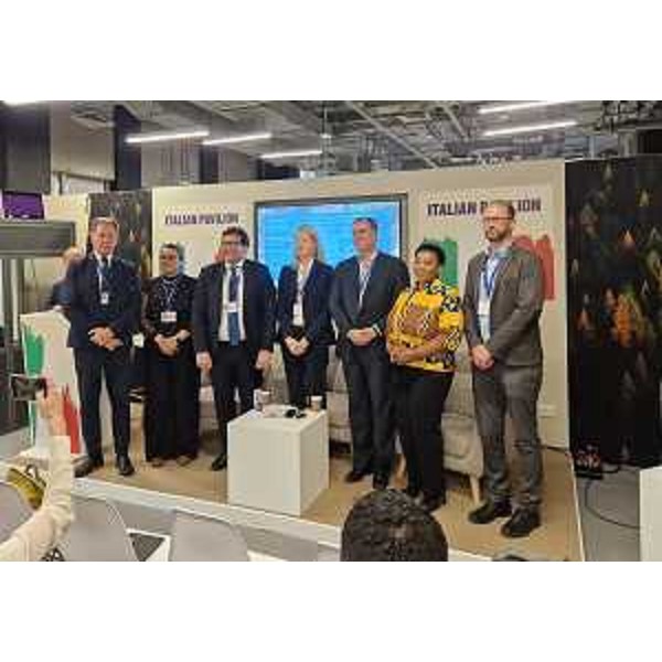 Foto di gruppo al termine del panel dedicato alle Regionni e alla cooperazione internazionale ospitato al padiglione Italia ad Expo City in occasione della Cop28 - Foto di gruppo al termine del panel dedicato alle Regionni e alla cooperazione internazionale ospitato al padiglione Italia ad Expo City in occasione della Cop28 