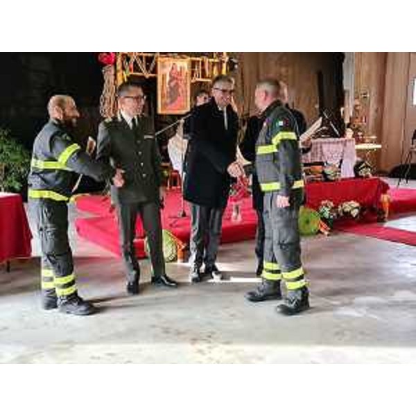 L'assessore Roberti consegna le onorificenze al personale dei Vigili del fuoco di Trieste - L'assessore Roberti consegna le onorificenze al personale dei Vigili del fuoco di Trieste