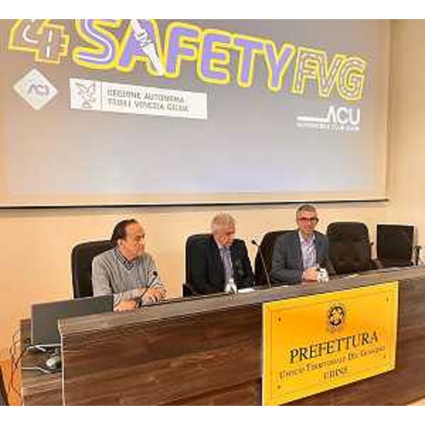 l'assessore regionale alla Sicurezza Pierpaolo Roberti (a destra) alla presentazione del progetto Udine4SafetyFvg - l'assessore regionale alla Sicurezza Pierpaolo Roberti (a destra) alla presentazione del progetto Udine4SafetyFvg