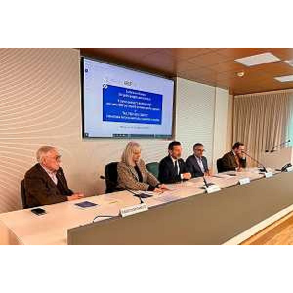 L'assessore regionale alle Lingue minoritarie Pierpaolo Roberti (a destra) alla presentazione dei nuovi progetti ludico-educativi dell'Agjenzie Regjonâl pe Lenghe Furlane (Arlef) destinati alle bambine e ai bambini, alla quale hanno preso parte, tra gli altri, il presidente dell'agenzia Eros Cisilino, la presidente e co-direttrice artistica del Css Teatro Stabile di Innovazione del Friuli Venezia Giulia Rita Maffei e il direttore dell'Accademia di Belle Arti di Udine "G.B. Tiepolo" Fausto Deganutti. - L'assessore regionale alle Lingue minoritarie Pierpaolo Roberti (a destra) alla presentazione dei nuovi progetti ludico-educativi dell'Agjenzie Regjonâl pe Lenghe Furlane (Arlef) destinati alle bambine e ai bambini, alla quale hanno preso parte, tra gli altri, il presidente dell'agenzia Eros Cisilino, la presidente e co-direttrice artistica del Css Teatro Stabile di Innovazione del Friuli Venezia Giulia Rita Maffei e il direttore dell'Accademia di Belle Arti di Udine "G.B. Tiepolo" Fausto Deganutti.