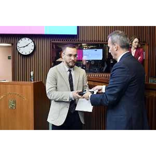 Edoardo Maniago al momento della consegna dell'attestato di tirocinio curriculare - Edoardo Maniago al momento della consegna dell'attestato di tirocinio curriculare
