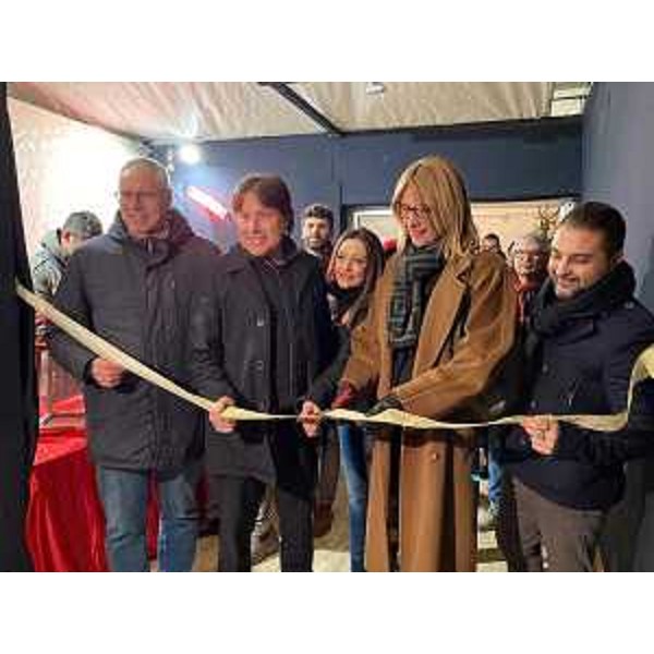 L'assessore Bini (al centro) al taglio del natro del Presepe di sabbia - L'assessore Bini (al centro) al taglio del natro del Presepe di sabbia