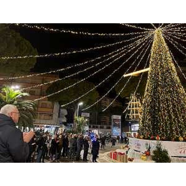 Il presidente del Consiglio regionale, Mauro Bordin,durante l'inaugurazione di una delle attrazioni di Natale d'A...mare - Il presidente del Consiglio regionale, Mauro Bordin,durante l'inaugurazione di una delle attrazioni di Natale d'A...mare