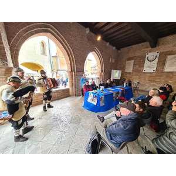 Gli zampognari sotto la loggia del municipio per la presentazione degli eventi della Pro loco Pn - Gli zampognari sotto la loggia del municipio per la presentazione degli eventi della Pro loco Pn