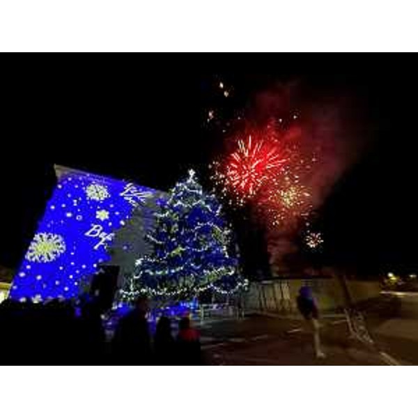 L'abete natalizio e i fuochi d'artificio a Varmo - L'abete natalizio e i fuochi d'artificio a Varmo