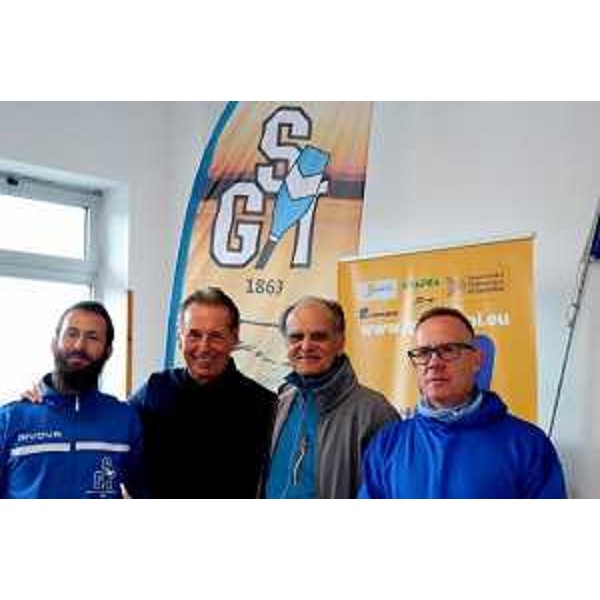 Al centro(il secondo da sinistra) l'assessore regionale Fabio Scoccimarro - Al centro(il secondo da sinistra) l'assessore regionale Fabio Scoccimarro