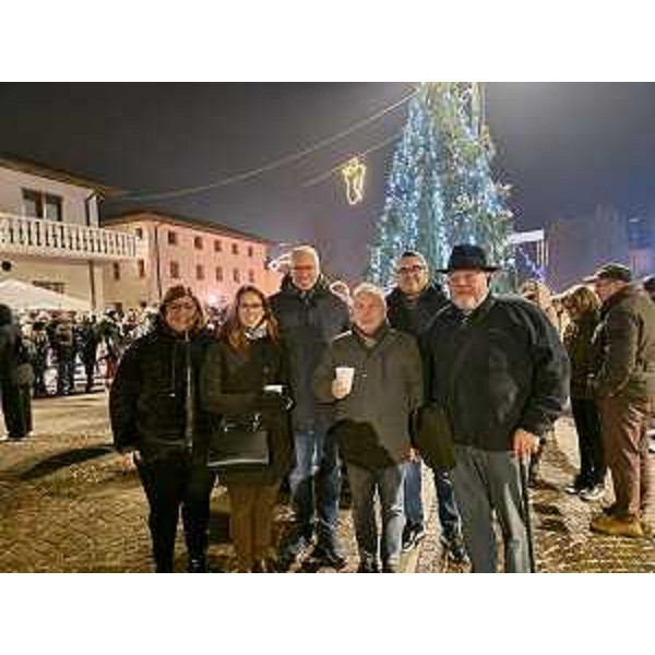 Il presidente del Cr Fvg, Mauro Bordin (terzo da sinistra) posa per la foto di gruppo a Piancada assieme al sindaco di Palazzolo dello Stella, Franco D'Altilia (terzo da destra) - Il presidente del Cr Fvg, Mauro Bordin (terzo da sinistra) posa per la foto di gruppo a Piancada assieme al sindaco di Palazzolo dello Stella, Franco D'Altilia (terzo da destra) 
