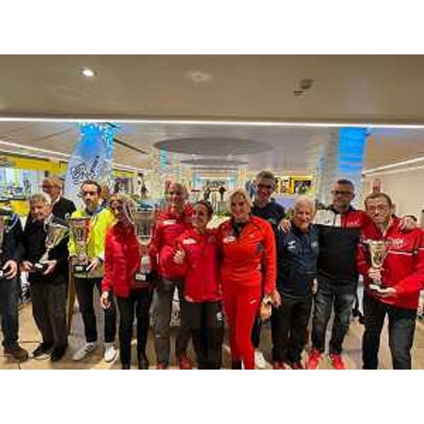 Lassessore Pierpaolo Roberti premia un gruppo di partecipanti. - Lassessore Pierpaolo Roberti premia un gruppo di partecipanti.