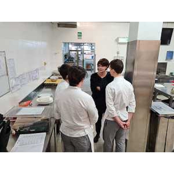 L'assessore Alessia Rosolen con alcuni allievi del corso cucina dello Ial di Aviano nel corso della visita al Centro di formazione - L'assessore Alessia Rosolen con alcuni allievi del corso cucina dello Ial di Aviano nel corso della visita al Centro di formazione