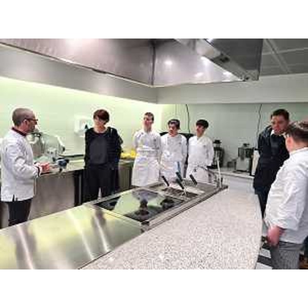 Uno dei docenti dello Ial Fvg di Aviano illustra all'assessore Alessia Rosolen alcune delle attrezzature tecnologiche in dotazione all'istituto di formazione - Uno dei docenti dello Ial Fvg di Aviano illustra all'assessore Alessia Rosolen alcune delle attrezzature tecnologiche in dotazione all'istituto di formazione