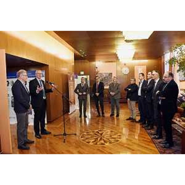 Il presidente Mauro Bordin e il presidente Valter Pezzarini presentano la rassegna dei presepi in Consiglio regionale - Il presidente Mauro Bordin e il presidente Valter Pezzarini presentano la rassegna dei presepi in Consiglio regionale