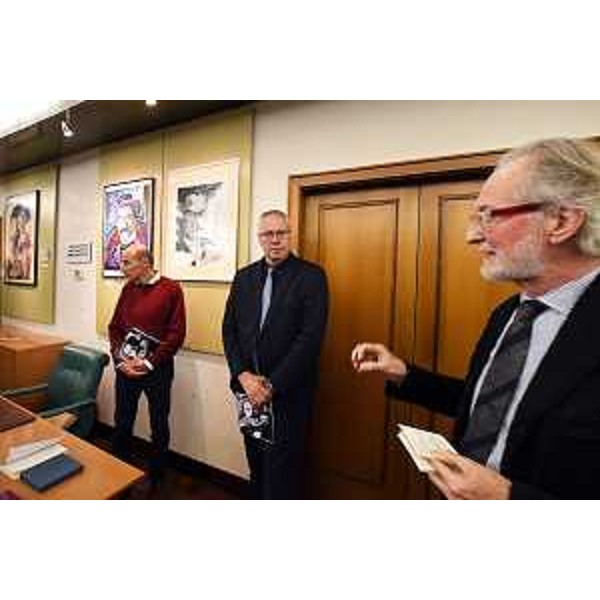 Franco Rosso illustra i 15 quadri in mostra al secondo piano del palazzo consiliare - Franco Rosso illustra i 15 quadri in mostra al secondo piano del palazzo consiliare