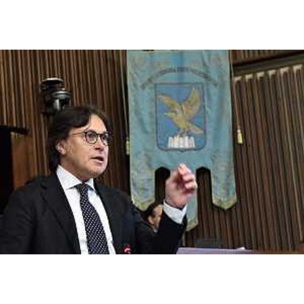 L'assessore Sergio Emidio Bini interviente in Aula - L'assessore Sergio Emidio Bini interviente in Aula 