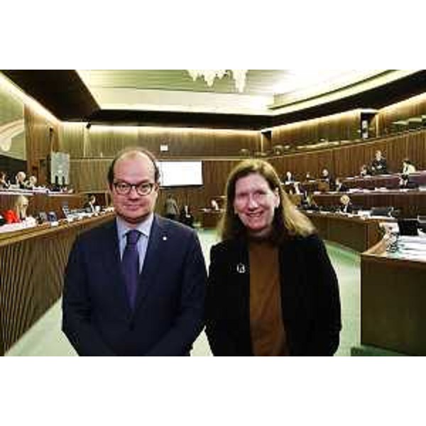 Il vicegovernatore Mario Anzil in Consiglio regionale con il console generale di Germania a Milano Susanne Welter - Il vicegovernatore Mario Anzil in Consiglio regionale con il console generale di Germania a Milano Susanne Welter