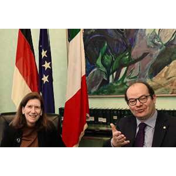 Il vicegovernatore Mario Anzil in Consiglio regionale con il console generale di Germania a Milano Susanne Welter - Il vicegovernatore Mario Anzil in Consiglio regionale con il console generale di Germania a Milano Susanne Welter