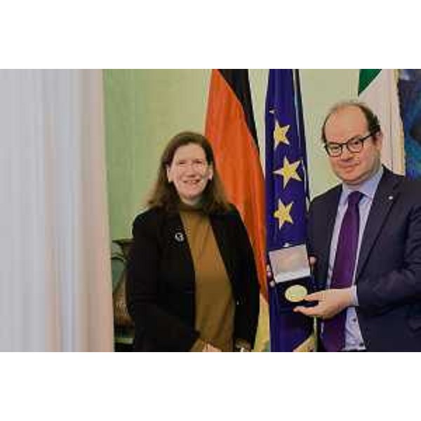 Il vicegovernatore Mario Anzil in Consiglio regionale con il console generale di Germania a Milano Susanne Welter - Il vicegovernatore Mario Anzil in Consiglio regionale con il console generale di Germania a Milano Susanne Welter