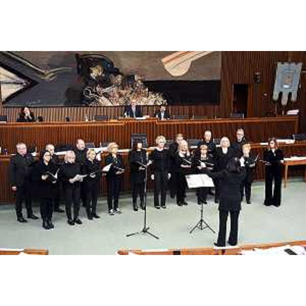 Il presidente del Cr Fvg, Mauro Bordin, osserva la performance del coro San antonio Abate di Cordenons - Il presidente del Cr Fvg, Mauro Bordin, osserva la performance del coro San antonio Abate di Cordenons