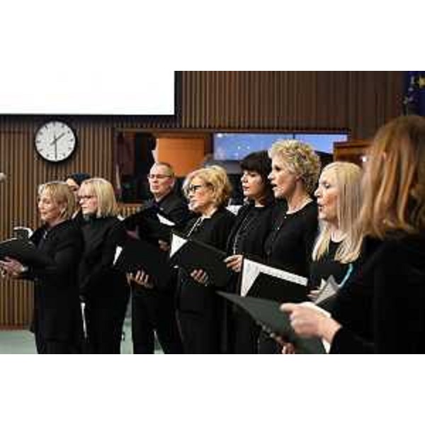 Il coro San antonio in Abate ha eseguito tre brani in Aula - Il coro San antonio in Abate ha eseguito tre brani in Aula