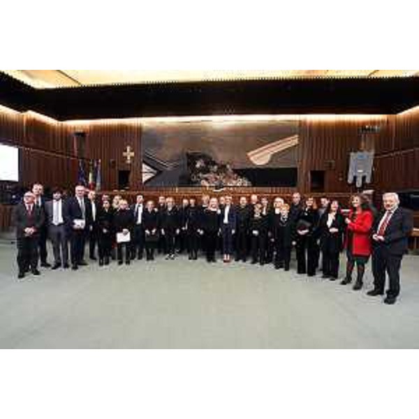 Foto di gruppo per consiglieri e coro in Aula al termine dell'esibizione - Foto di gruppo per consiglieri e coro in Aula al termine dell'esibizione