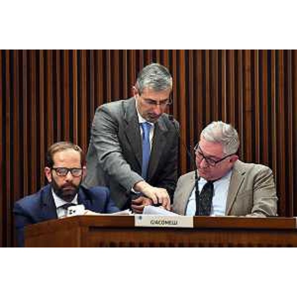 Claudio Giacomelli e Alessandro Basso (FdI) con Andrea Carli 8Pd) - Claudio Giacomelli e Alessandro Basso (FdI) con Andrea Carli 8Pd)