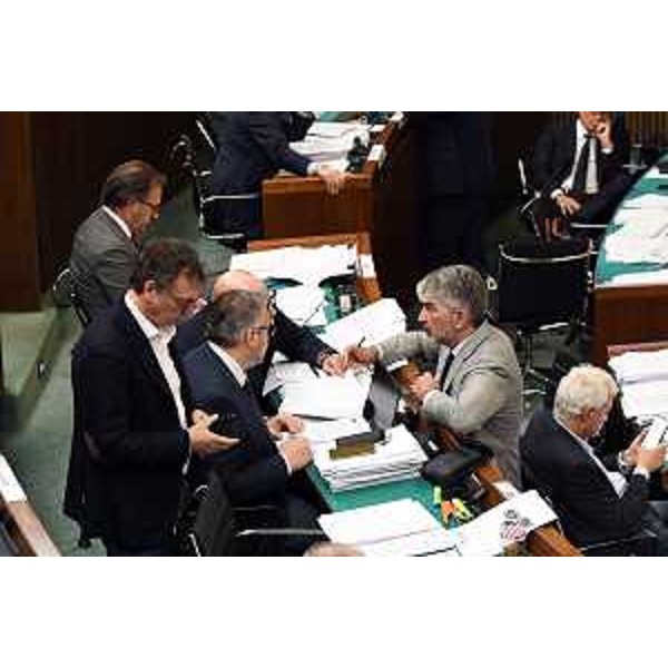 Conciliabolo in Aula tra esponenti della Maggioranza - Conciliabolo in Aula tra esponenti della Maggioranza