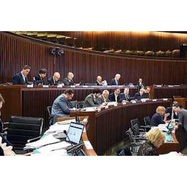 Vista sui banchi centrali dell'emiciclo di piazza Oberdan, a Trieste - Vista sui banchi centrali dell'emiciclo di piazza Oberdan, a Trieste